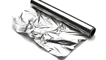 De ce folia de aluminiu are o parte mată și una lucioasă. Care este, de fapt, varianta corectă de utilizare