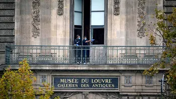 Bijuteriile furate de la Luvru, de peste 15 ori mai valoroase decât Coiful Dacic de la Coțofenești. Cum continuă căutările în Franța