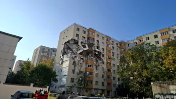 Apar imagini cu oameni care intră într-o clădire afectată de explozie, însă nu sunt din blocul din Rahova. Avertisment MAI: 