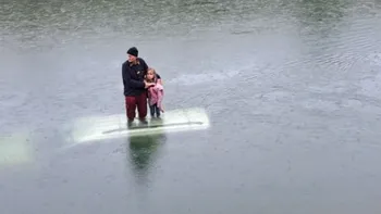 Imagini impresionante din Argeș: un bătrân și o fetiță, salvați în ultimul moment de pe mașina căzută în apă