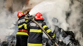 Incendiu într-un imobil din Tecuci. Apelul iniţial la 112 anunţa producerea unei explozii. Mai multe persoane au fost evacuate