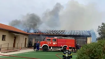 Incendiu puternic la o școală din Timiș. Zeci de elevi și profesori, evacuați în siguranță