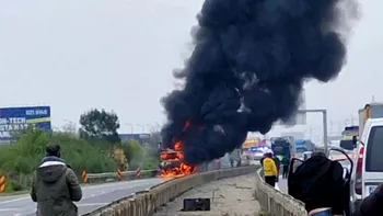 Incendiu puternic pe Autostrada A1. Un TIR încărcat cu parchet a luat foc în mers, lângă Ciorogârla