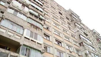 Locatarii nu dau vina pe pompieri pentru tragedia din Vâlcea, unde un bărbat a căzut în gol de la etajul 4. Motivul pentru care nu a putut fi salvat