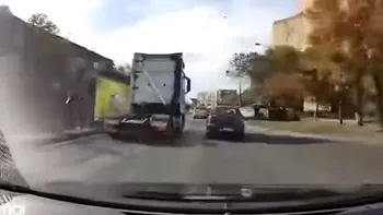Momentul în care un TIR lovește și târăște o mașină mai bine de 100 de metri, în Timișoara. Șoferul a avut o explicație halucinantă VIDEO