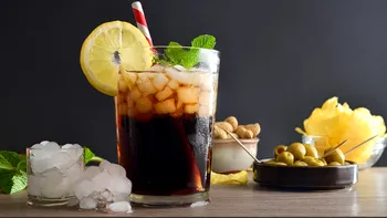 Motivul pentru care se pune întotdeauna o felie de lămâie în cola, în restaurante şi baruri