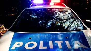 O elevă de 8 ani a fost rănită după ce poarta terenului de fotbal al școlii s-a prăbușit. Mai mulți copii se urcaseră pe ea în momentul accidentului