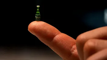Cea mai mică sticlă de bere din lume are 12 mm și conține o picătură de bere fără alcool. Cine a făcut-o și de ce