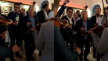 Premierul Ungariei, Viktor Orban, surprins la Cluj petrecând, cu un pahar în mână. Liderul de la Budapesta a cântat un cântec maghiar alături de apropiați
