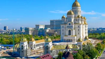 Programul de vizitare al Catedralei Mântuirii Neamului a fost prelungit. Oamenii așteaptă chiar și 8 ore ca să intre în lăcașul de cult
