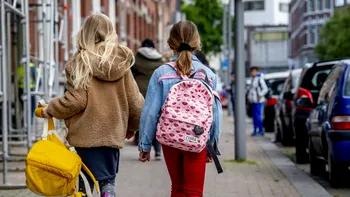 Update Toate școlile din București și Ilfov vor fi închise miercuri, 8 octombrie, din cauza codului roșu de furtună. 600.000 de elevi vor rămâne acasă
