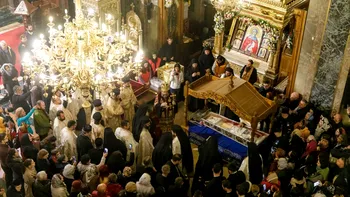 Ce se întâmplă cu veșmintele vechi ale Sfintei Parascheva după ce sunt schimbate. Tradiția puțin știută din inima Mitropoliei Moldovei