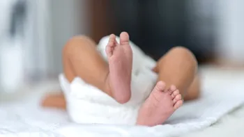Un bebeluș de doar două luni, vândut între două familii în Gorj. DIICOT anchetează cazul