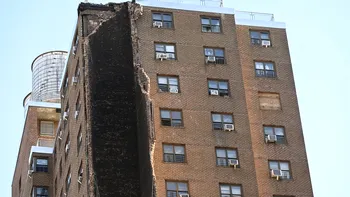 Un bloc de locuințe din New York uriaș s-a prăbușit parțial. Pompierii caută supraviețuitori