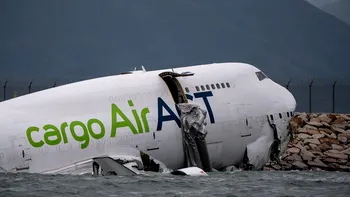 VIDEO Momentul în care un avion cargo a ieșit de pe pistă și a ajuns în mare, pe aeroportul din Hong Kong