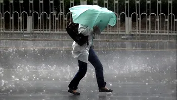 Vânt puternic și ploi în Capitală. Avertizarea meteo e valabilă până la ora 21:00. Meteorologii anunță rafale de până la 60 km/h