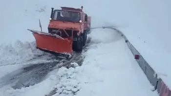 Zăpadă de aproape 1 metru pe Transalpina. Drumarii folosesc utilaje de mare capacitate VIDEO
