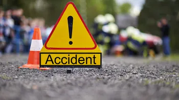 Cum a avut loc accidentul din Iaşi? Şoferul maşinii nu a mai avut timp să oprească, autoturismul a fost zdrobit de camion