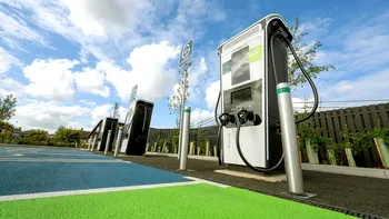 În curând, ai putea să-ți încarci mașina electrică fără cabluri. Alimentarea wireless, cu un pas mai aproape de șoferul de rând