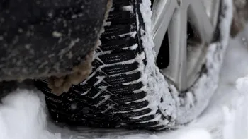 Când trebuie să treci la anvelopele de iarnă: limita de temperatură recomandată și sfaturi utile pentru șoferi