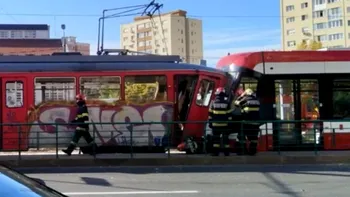 Accident bizar în Arad: un tramvai a plecat singur din depou și a lovit o altă garnitură. Patru oameni au fost răniți
