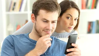 Ce riști dacă te uiți în telefonul altei persoane fără acord explicit. Prevederile Codului Penal din România