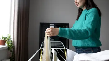 Cum să usuci hainele în casă de două ori mai repede și să încălzești locuința fără să pornești căldura