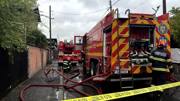 Incendiu puternic în București. Mai multe locuințe au fost cuprinse de flăcări, o persoană a avut nevoie de îngrijiri medicale