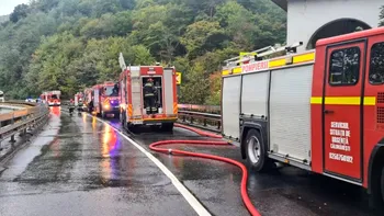 Incendiu puternic la Mănăstirea Cozia. Pompierii intervin cu 5 autospeciale, trafic blocat pe Valea Oltului