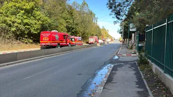 Pericol de explozie în Pipera. Două mașini au luat foc, flăcările s-au extins și la o țeavă de gaze, zeci de persoane evacuate FOTO/VIDEO