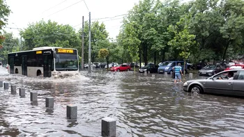 Cartierele din București unde este risc de inundații. Harta zonelor în care oamenii sunt sfătuiți să evite deplasările