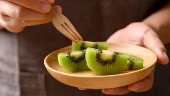 Consumul de kiwi poate ajuta la combaterea constipației cronice, arată noile recomandări nutriționale
