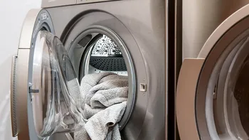 Partea mașinii de spălat rufe pe care mulți nu o curăță niciodată, dar care face ca hainele să miroasă urât. Nu este vorba de filtru