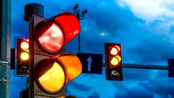O nouă culoare la semafoare. Motivul pentru care a fost ales albul, ce semnifică în intersecţie