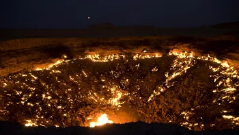 Doi români au ajuns la Poarta Iadului din Turkmenistan, dar nu se aşteptau să găsească aşa ceva în ţara atât de izolată: 