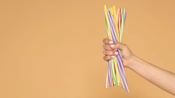 Lista cu produse din plastic interzise a fost actualizată. Ce obiecte nu se vor mai găsi în magazinele din România