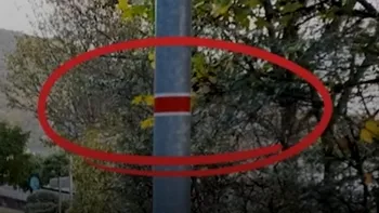Ce înseamnă autocolantele roșii și albe lipite pe stâlpi. Mulți șoferi nu știu semnificația lor