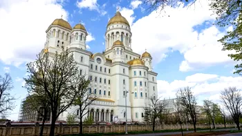Când pot intra femeile în altar. Ocazie unică pentru credincioșii din România la Catedrala Mântuirii Neamului