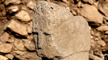 Un stâlp sculptat cu chip uman, vechi de 11.000 de ani, rescrie începuturile artei și simbolismului preistoric