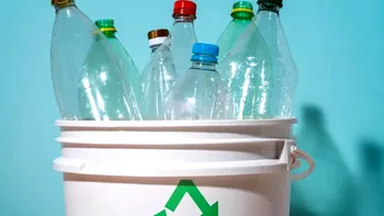 Sticlele de plastic se transformă din nou: bioplastice, materiale biodegradabile și un nou pas spre economia circulară