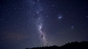 O nouă ipoteză despre materia întunecată: misterioasa „strălucire” din centrul Căii Lactee ar putea proveni din ciocniri cosmice invizibile