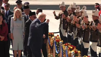 Donald Trump a dansat pe covorul roșu la sosirea sa în Malaezia VIDEO
