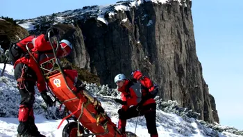Doi turiști au murit în Munții Făgăraș, după ce au alunecat sute de metri. A treia persoană s-a salvat ca prin minune