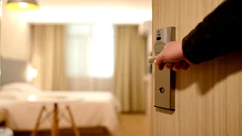 De ce să pui valiza în cada din baie când ajungi la hotel? Sfatul experţilor îți va salva călătoria