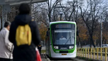 Accident grav în București: Un camion a rupt cablul de la reţeaua electrică de contact a tramvaielor. Femeia lovită de cablu, în stare gravă UPDATE
