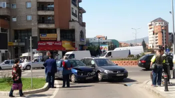 Cum eviți o amendă usturătoare în giratoriu cu semafor - ce se întâmplă dacă pleacă doi șoferi pe verde