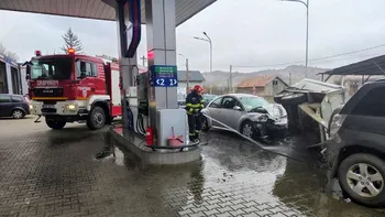 Accident la o benzinărie din Bistrița-Năsăud: două mașini s-au ciocnit și 1.000 de litri de motorină s-au scurs dintr-un bazin aflat în remorca unei maşini