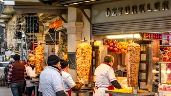 Alertă alimentară în Istanbul: 25 de persoane spitalizate după ce au mâncat o lipie tradițională