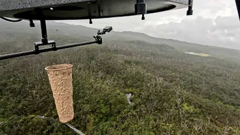 VIDEO: Mii de țânțari sunt aruncați din dronă deasupra unei păduri și nu e nicio conspirație totul se întâmplă în Hawaii pentru a salva ultimele păsări rare de malaria aviară