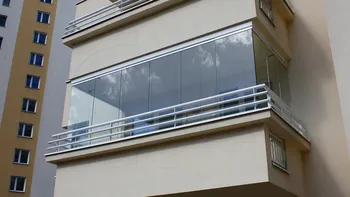 Balconul închis fără autorizație: Ce amenzi riști și când poate fi cerută demolarea